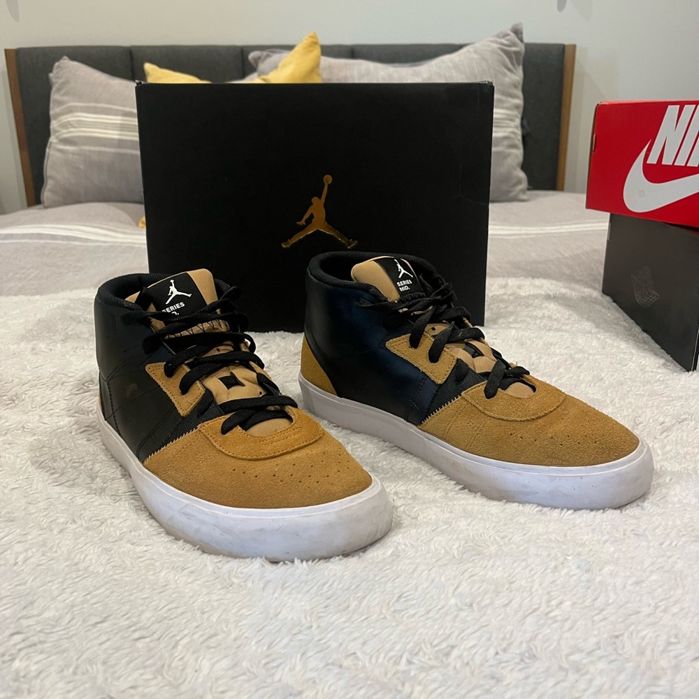 Size 11 - Used Black and Gold
Jordan Series Mid
